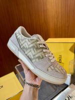 Sneaker Fendi di lusso in pelle e tessuto logo, elegante e versatile, visualizzata con packaging raffinato.