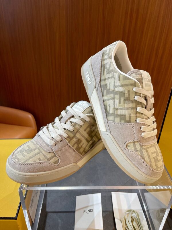 Sneakers eleganti neutre con design moderno, perfette per stile casual e alta moda.