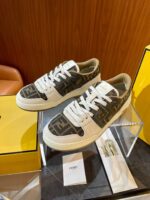 Sneakers di lusso con logo FF, dettagli in bianco e design elegante per ogni stile.
