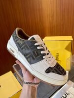 Sneaker di design in suede e tessuto con logo di lusso e dettagli eleganti.
