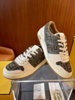 Sneakers di lusso Fendi, design moderno, dettagli eleganti, logo iconico, perfette per stile sofisticato.