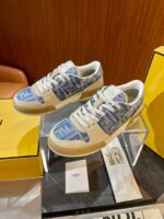 Sneakers di design blu e beige su supporto trasparente, stile moderno e elegante.