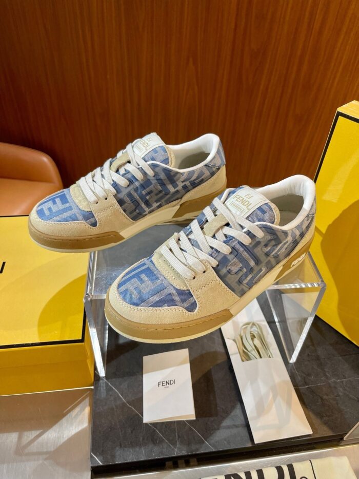 Sneakers di design blu e beige su supporto trasparente, stile moderno e elegante.