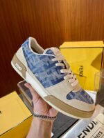Sneaker Fendi di lusso con dettagli in pelle, suede e tessuti premium, elegante e versatile.