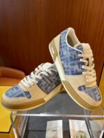 Sneakers di design moderno con dettagli in suede e pattern blu, perfette per stile casual e sportivo.