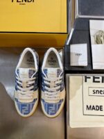 Sneakers Fendi blu e bianco con confezione gialla e dettagli eleganti, stile di lusso e moda.