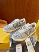 Sneakers di lusso in suede grigio con logo interlock, eleganti e alla moda.