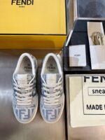 Sneakers Fendi di lusso con logo, packaging giallo e dettagli eleganti per uno stile sofisticato.