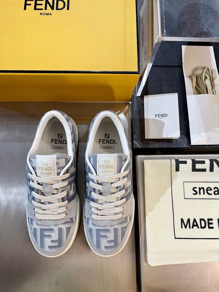 Sneakers Fendi di lusso con logo, packaging giallo e dettagli eleganti per uno stile sofisticato.