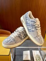 Sneakers di lusso moderne con pattern logo, display elegante e stile fashion casual.