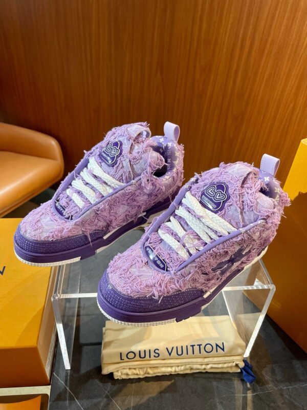 Sneakers lussuose viola con design innovativo e dettagli deluxe, perfette per uno stile distintivo.