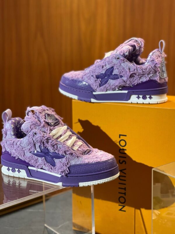 Sneakers Louis Vuitton in lavanda con texture shaggy, design avant-garde e dettagli eleganti.