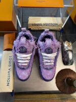 Sneakers Louis Vuitton viola peluche, accessori eleganti e packaging di lusso.