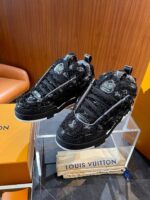 Sneaker high-top Louis Vuitton in stile luxury, display elegante in showroom moderno con dettagli floreali.