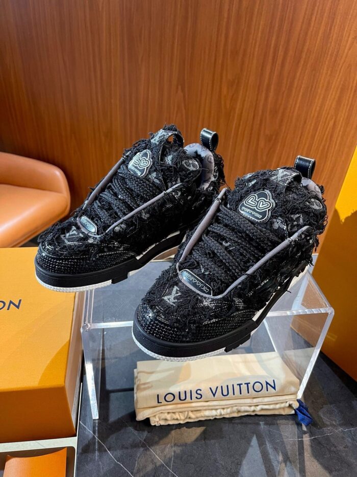 Sneaker high-top Louis Vuitton in stile luxury, display elegante in showroom moderno con dettagli floreali.