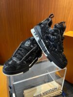 Sneakers di lusso in stile streetwear con dettagli multitexture e design elegante.