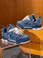Sneakers Louis Vuitton in denim texture con suola piattaforma e design innovativo.