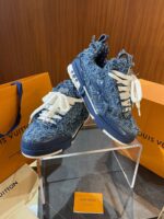 Sneakers Louis Vuitton in denim con suola chunky e dettagli handcrafted in stile streetwear di lusso.