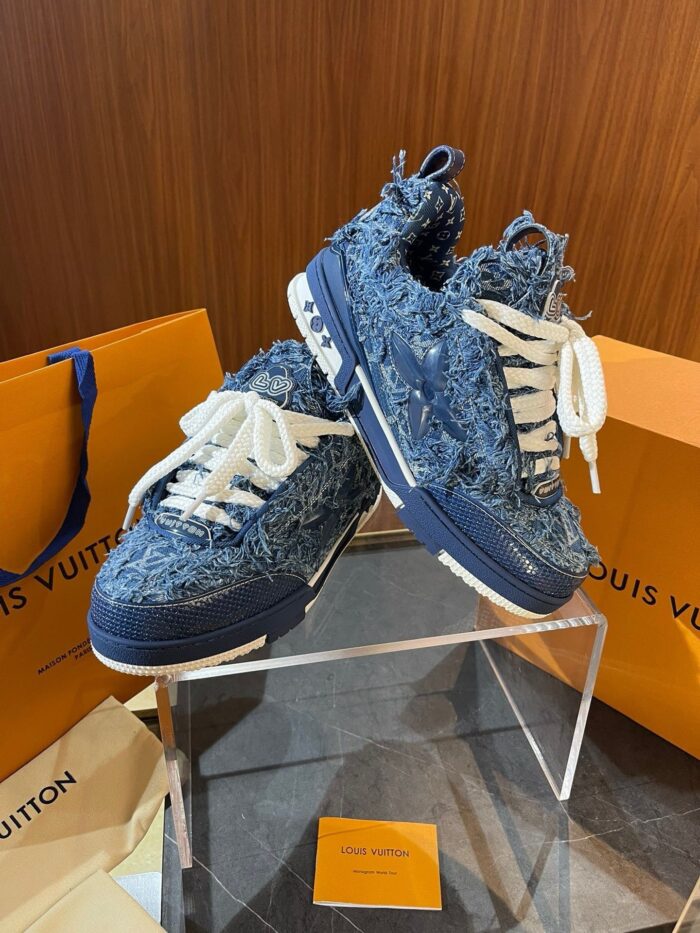 Sneakers Louis Vuitton in denim con suola chunky e dettagli handcrafted in stile streetwear di lusso.