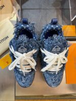 Scarpe sneakers Louis Vuitton in denim frayed texture, stile streetwear di lusso, dettagli iconici.