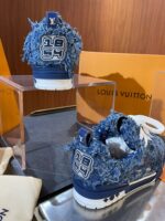 Sneakers Louis Vuitton blu con texture shaggy, design avant-garde e dettagli di lusso.