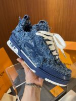 Sneaker high-top in denim denim frayed con suola robusta e dettagli urban moderni.