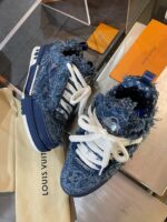 Sneakers in denim Louis Vuitton, stile street luxury con dettagli distintivi e branding esclusivo.