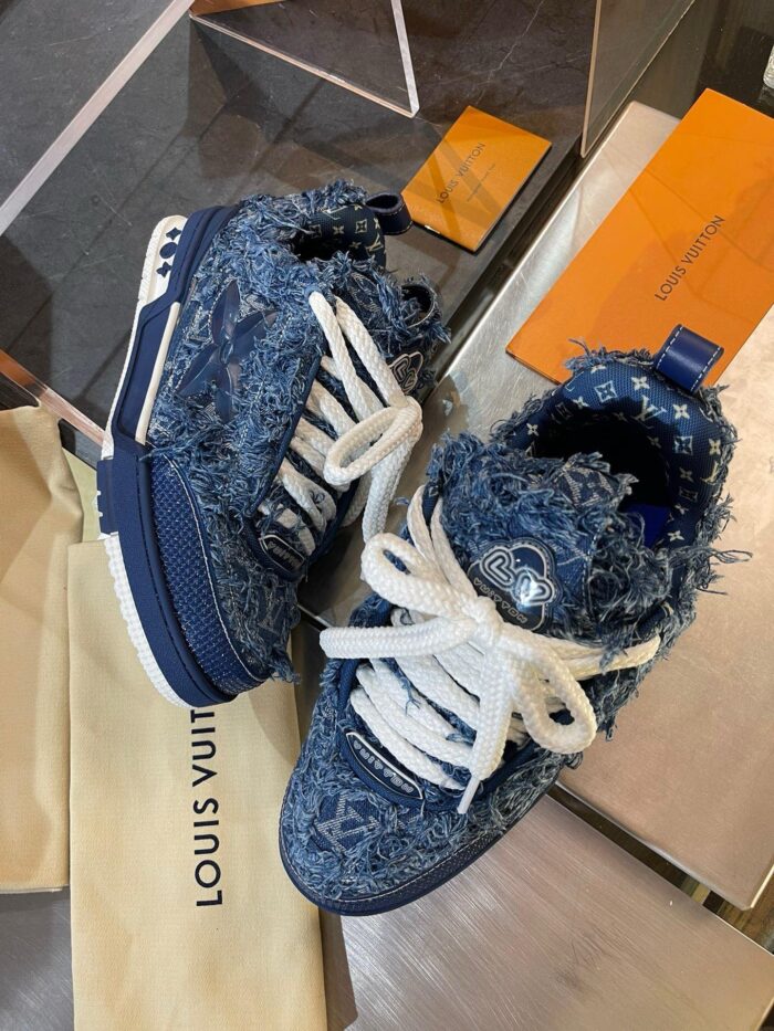 Sneakers in denim Louis Vuitton, stile street luxury con dettagli distintivi e branding esclusivo.