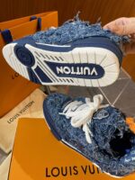 Sneakers Louis Vuitton in denim, stile streetwear, con dettagli audaci e branding evidente.