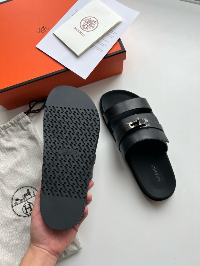 Sandali neri eleganti con fibbia, scatola di lusso e astuccio, ideale per stile e comfort.