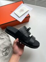 Sandalo di lusso in pelle con dettagli eleganti e confezione premium, perfetto stile casual sofisticato.