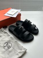 Sandali neri di lusso con scatola elegante e dust bag, perfetti per uno stile sofisticato.