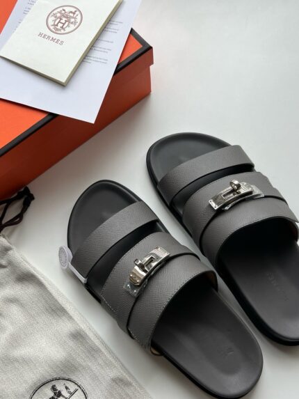 Sandali grigi con cinturini metallici, confezione di lusso e dettagli eleganti, ideale per occasioni casual.