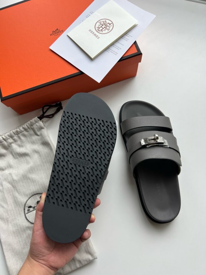 Sandali di lusso grigi con fibbie eleganti, confezione esclusiva e accessori di alta qualità.