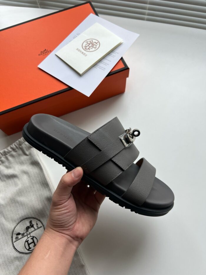 Sandali eleganti in grigio con dettaglio cinturino e confezione di lusso.