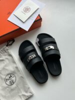 Sandali neri di lusso con confezione elegante e dettagli metallizzati, perfetti per uno stile raffinato.