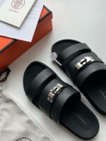 Sandali neri eleganti con fibbia metallica, confezione di lusso e stile moderno.