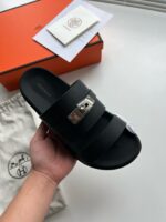Sandalo femminile di lusso nero con fibbia metallizzata, in confezione elegante.