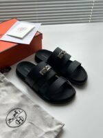 Sandali neri di lusso con fibbia metallici in confezione elegante, stile moderno e raffinato.