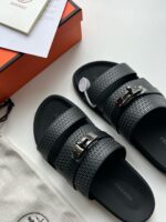 Sandali neri con fibbie eleganti, packaging di lusso e design raffinato for fashion e comfort.