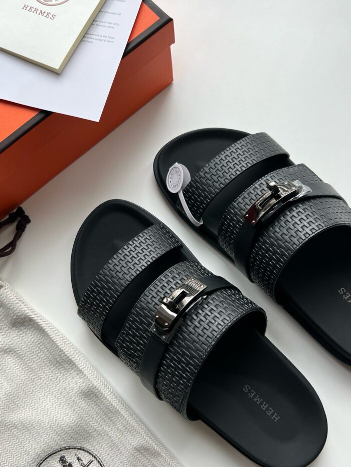Sandali neri con fibbie eleganti, packaging di lusso e design raffinato for fashion e comfort.
