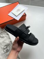 Sandali di design moderno in nero con confezione di lusso e dettaglio elegante.