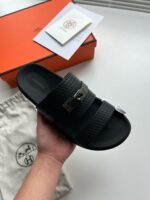 Sandali neri di lusso con fibbia e design moderno, perfetti per uno stile sofisticato.