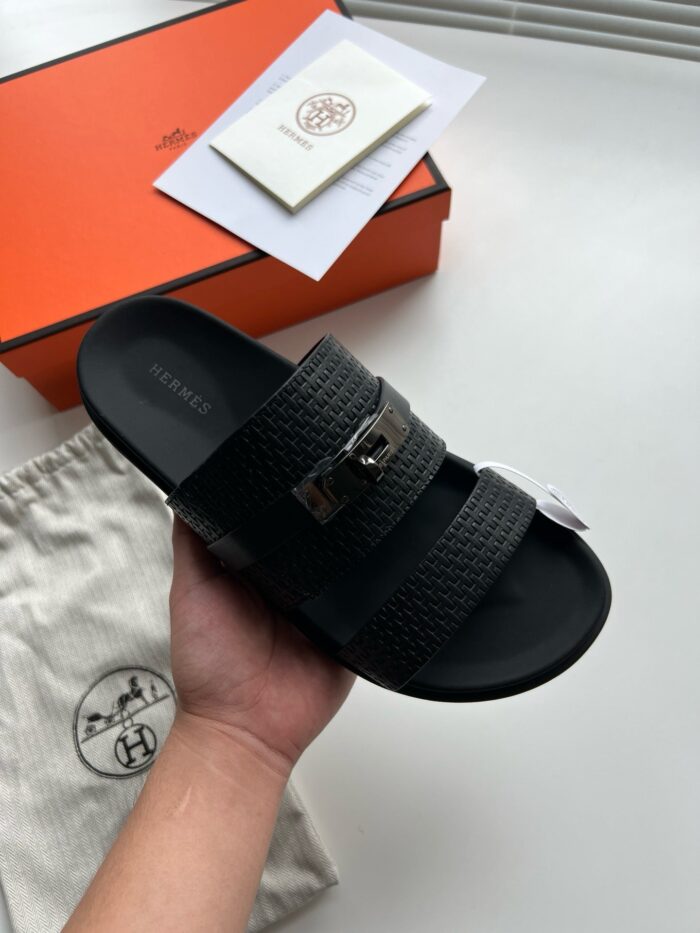 Sandali neri di lusso con fibbia e design moderno, perfetti per uno stile sofisticato.