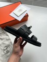 Sandalo nero di lusso con confezione elegante e dettagli moderni, ideale per stile sofisticato.