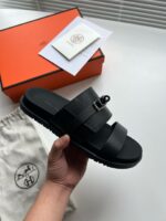 Sandalo nero di lusso con fibbia, confezione elegante e tessuto protettivo.