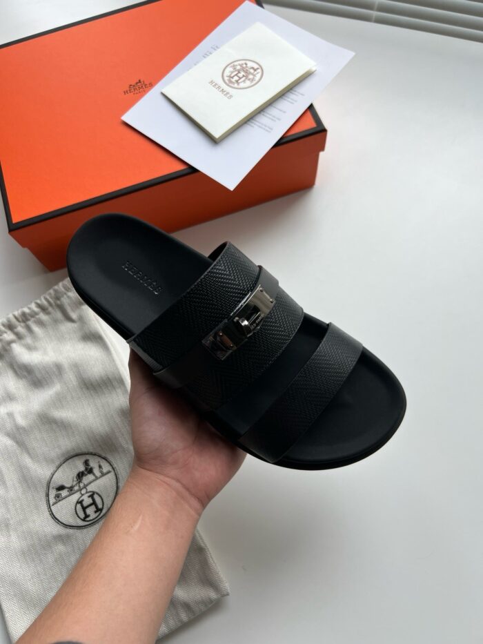 Sandalo nero slide di lusso con fibbia metallica, elegante e di alta qualità.