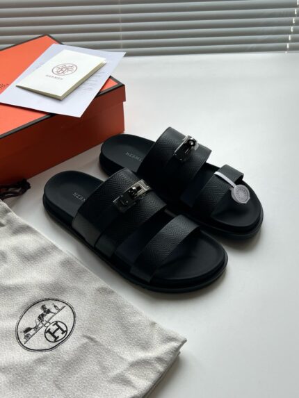 Sandali neri di design con packaging di lusso, stile estivo e dettagli eleganti.
