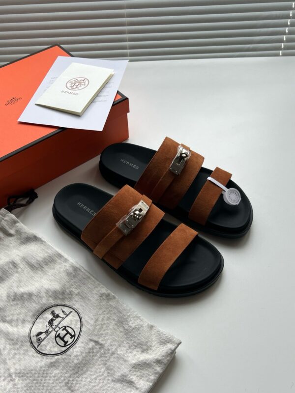 Sandali eleganti in suede e metallici con dust bag e packaging di lusso.
