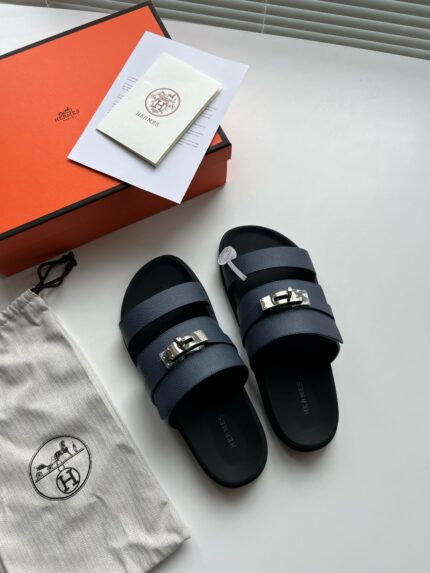 Sandali navy eleganti con fibbie, pouch di lusso e scatola raffinata per stile e comfort.